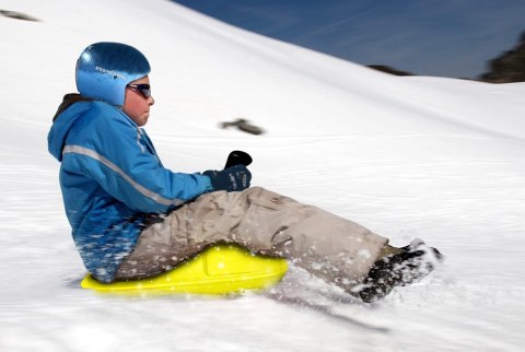 SANKI PLASTIKOWE DLA DZIECI ŚLIZG JABŁUSZKO ŻÓŁTE JEDNOCZĘŚCIOWE 52CM 3+